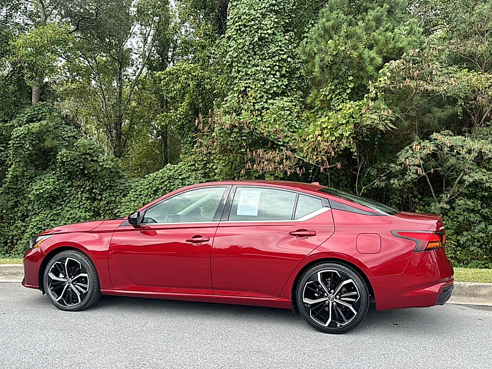 Used 2024  Nissan SR FWD image 3