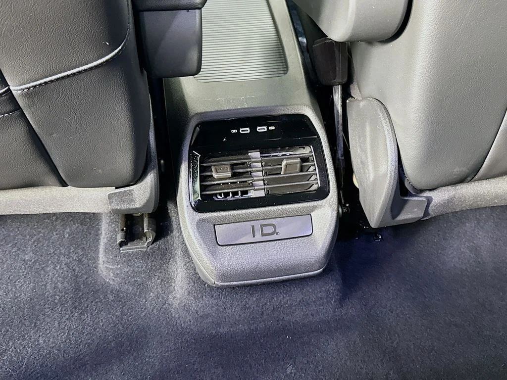 Used 2021 Silver Volkswagen Pro S image 24
