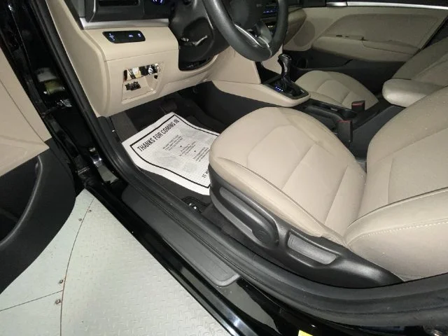 Used 2020 Black Hyundai SE image 12