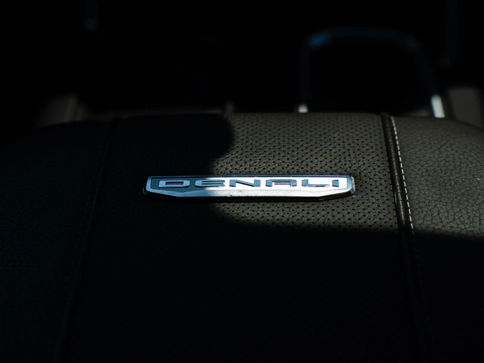 Used 2025 Onyx Black GMC Denali image 46