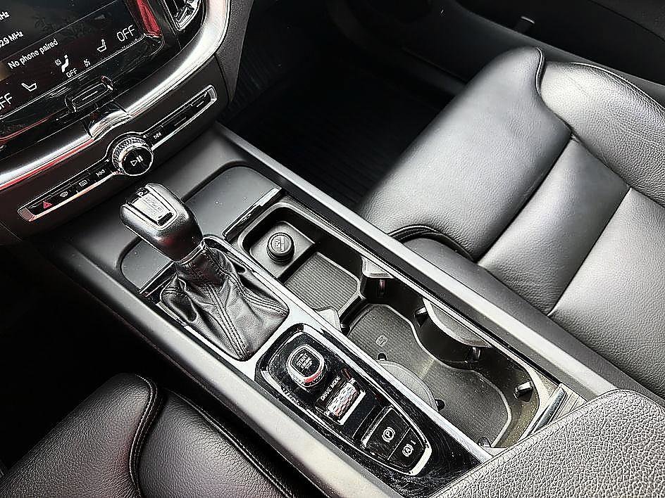 Used 2019 Bright Silver Metallic Volvo Momentum image 18