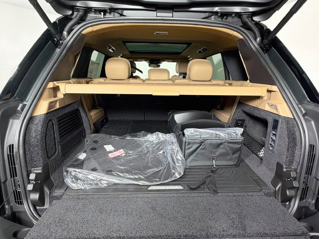 New 2027 Belgravia Green Land Rover SE image 27