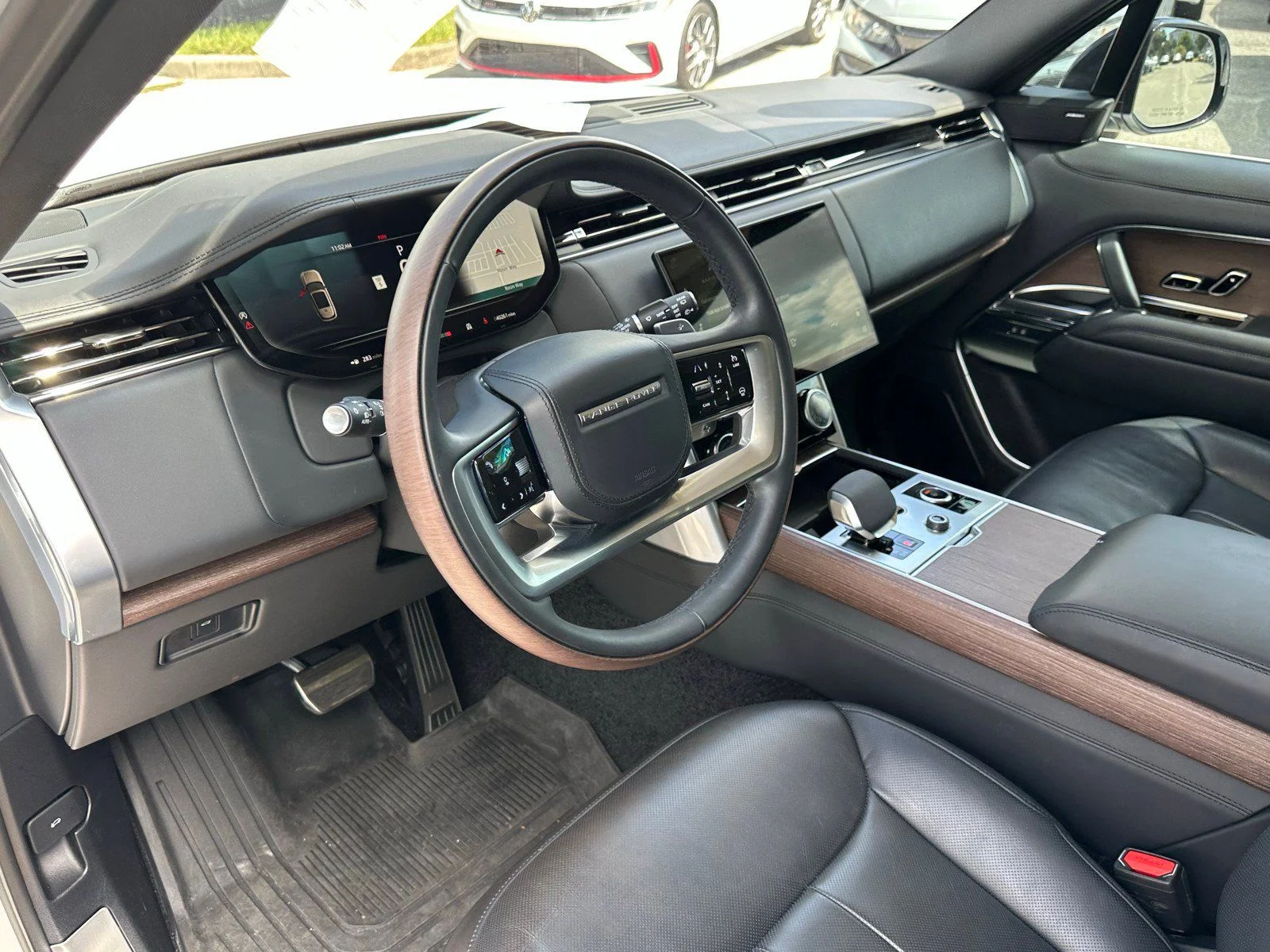 Used 2023  Land Rover SE image 21