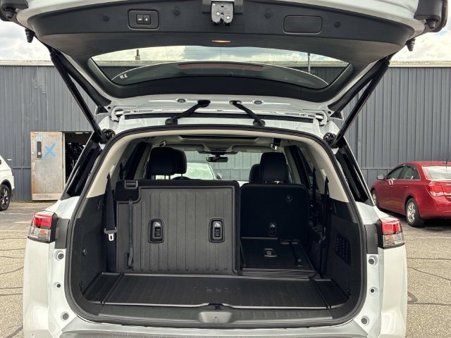 New 2026 Everest White Pearl TriCoat Nissan Platinum image 4