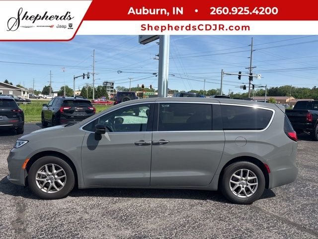 2025 Chrysler Pacifica Select's photo