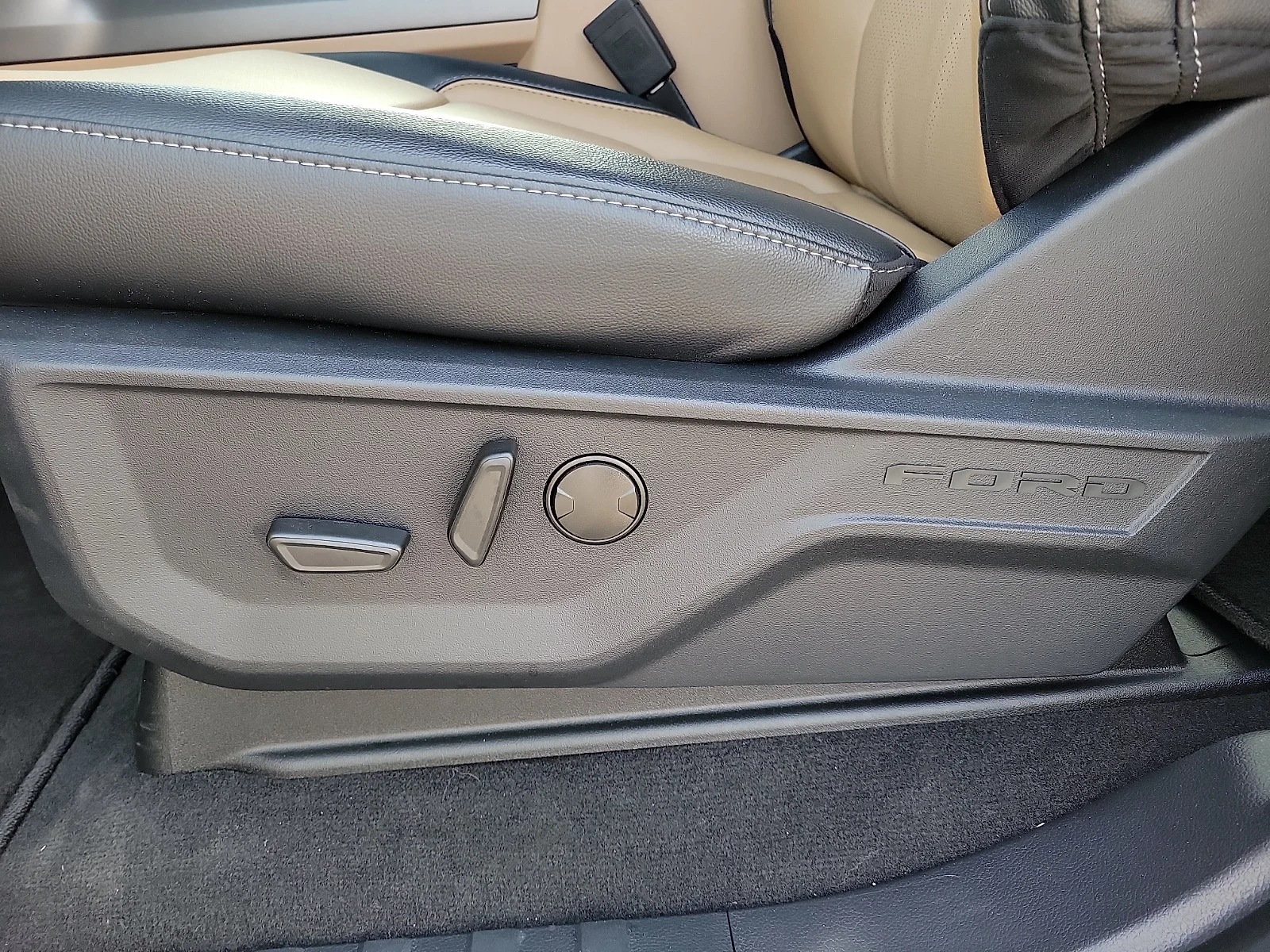 New 2026 Carbonized Gray Metallic Ford F-350&reg; Lariat&reg; image 13