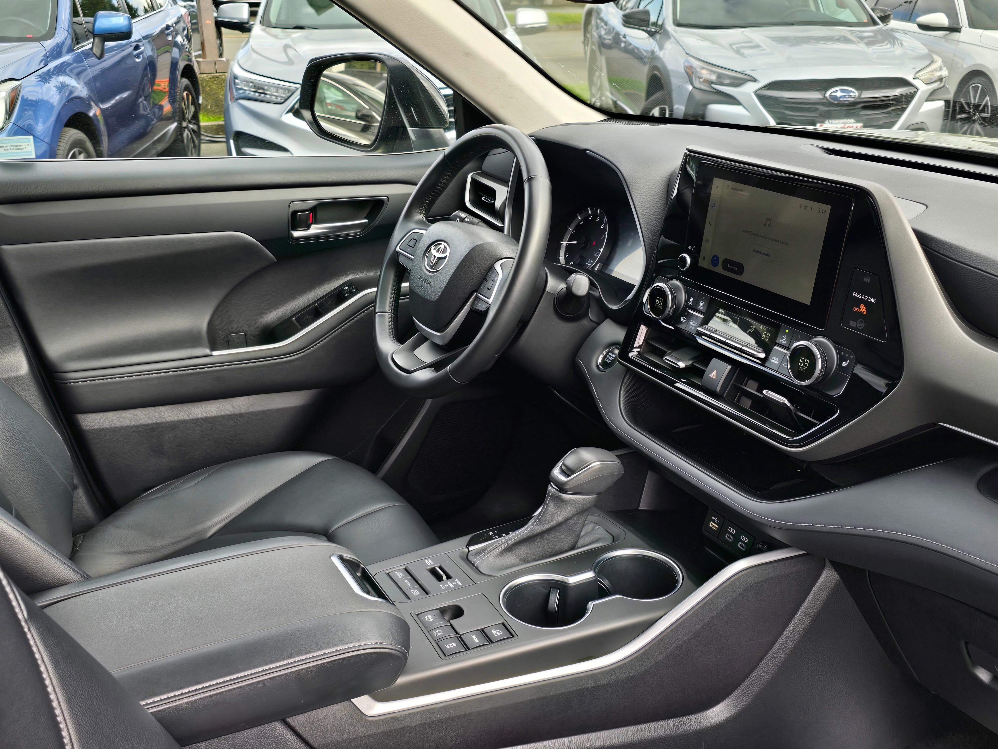 Used 2023  Toyota L image 10