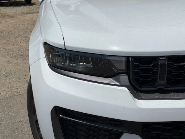New 2026 Bright White Clear-Coat Exterior Paint Jeep Laredo image 5