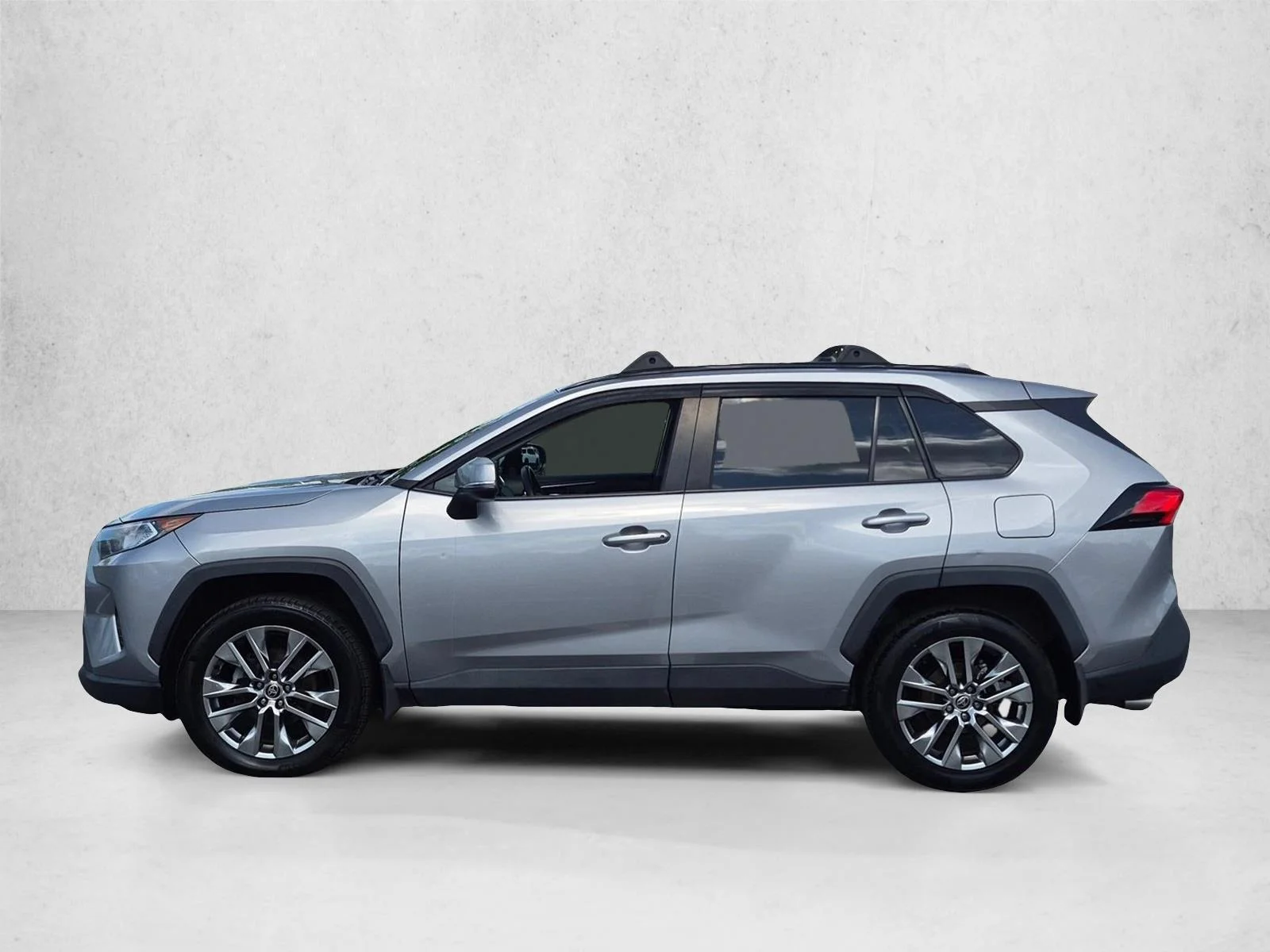 Used 2021 Silver Sky Metallic Toyota XLE Premium image 9