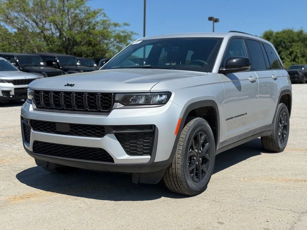 New 2026 Silver Zynith Exterior Paint Jeep Altitude image 2