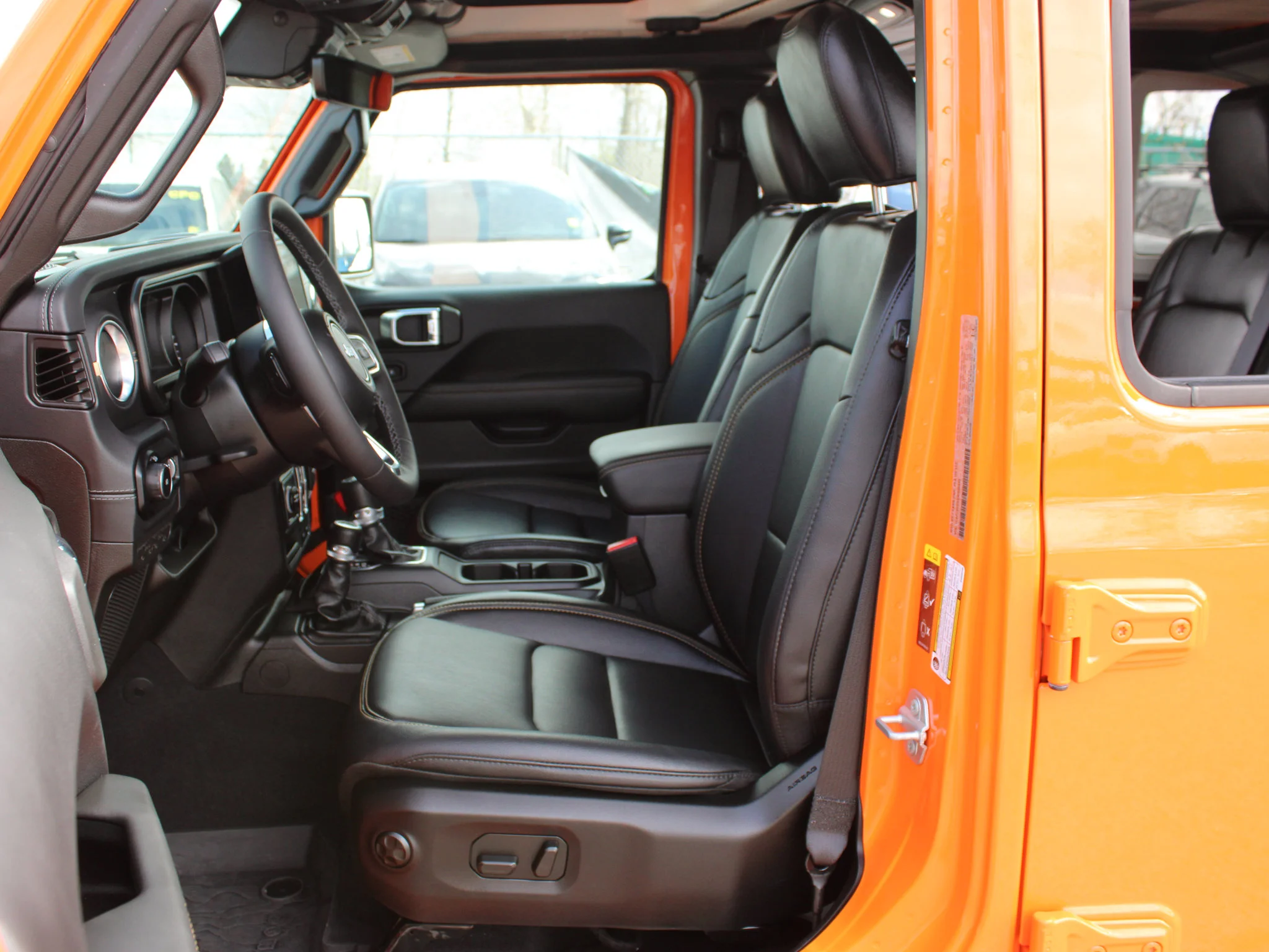 Certified Used 2025 joose Jeep Sahara * V6 | McKinley Leather Seats | Trailer Tow Group | Apple CarPlay | Alpine | Adaptive Cruise image 3
