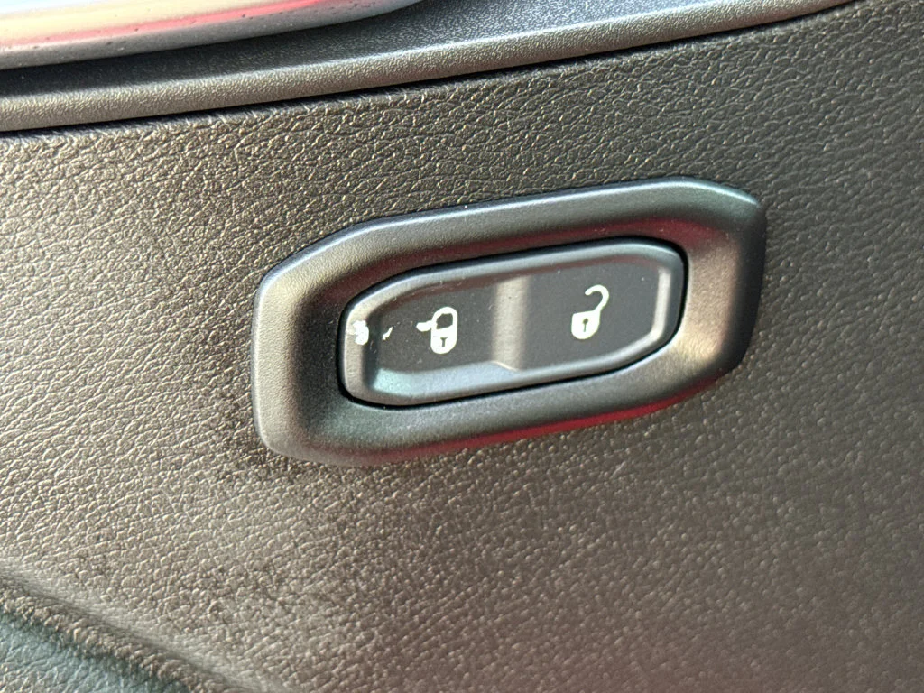 Used 2020 Red Jeep Sport image 21