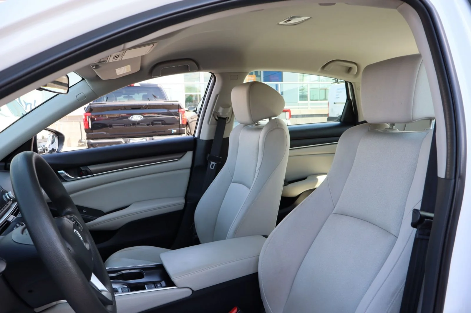 Used 2018 White Honda LX image 15