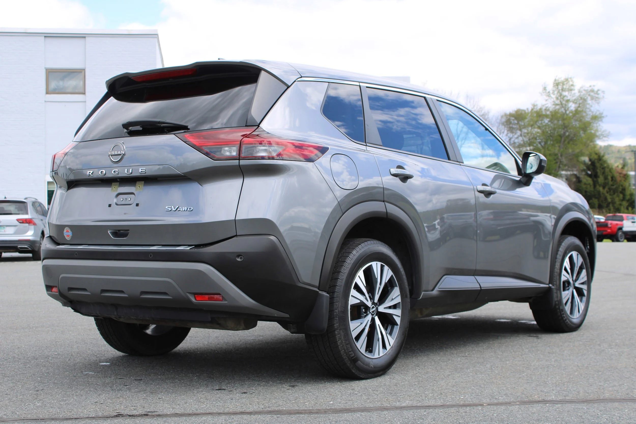 Used 2023 Gun Metallic Nissan SV image 5