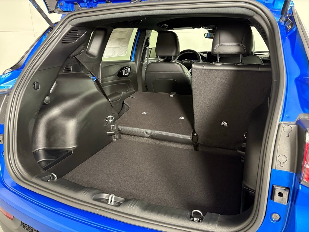 New 2026 Hydro Blue Pearlcoat Jeep Latitude image 15
