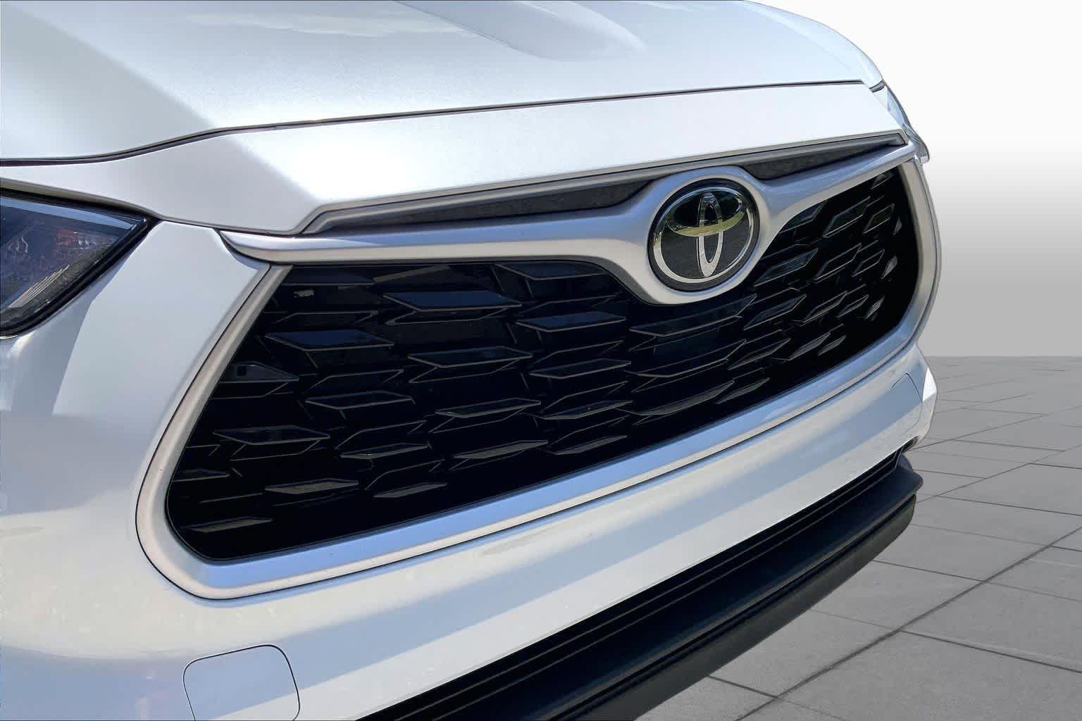 Used 2022 Wind Chill Pearl Toyota LE image 32