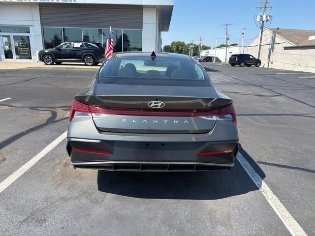 2025 Hyundai Elantra SEL - Photo 4