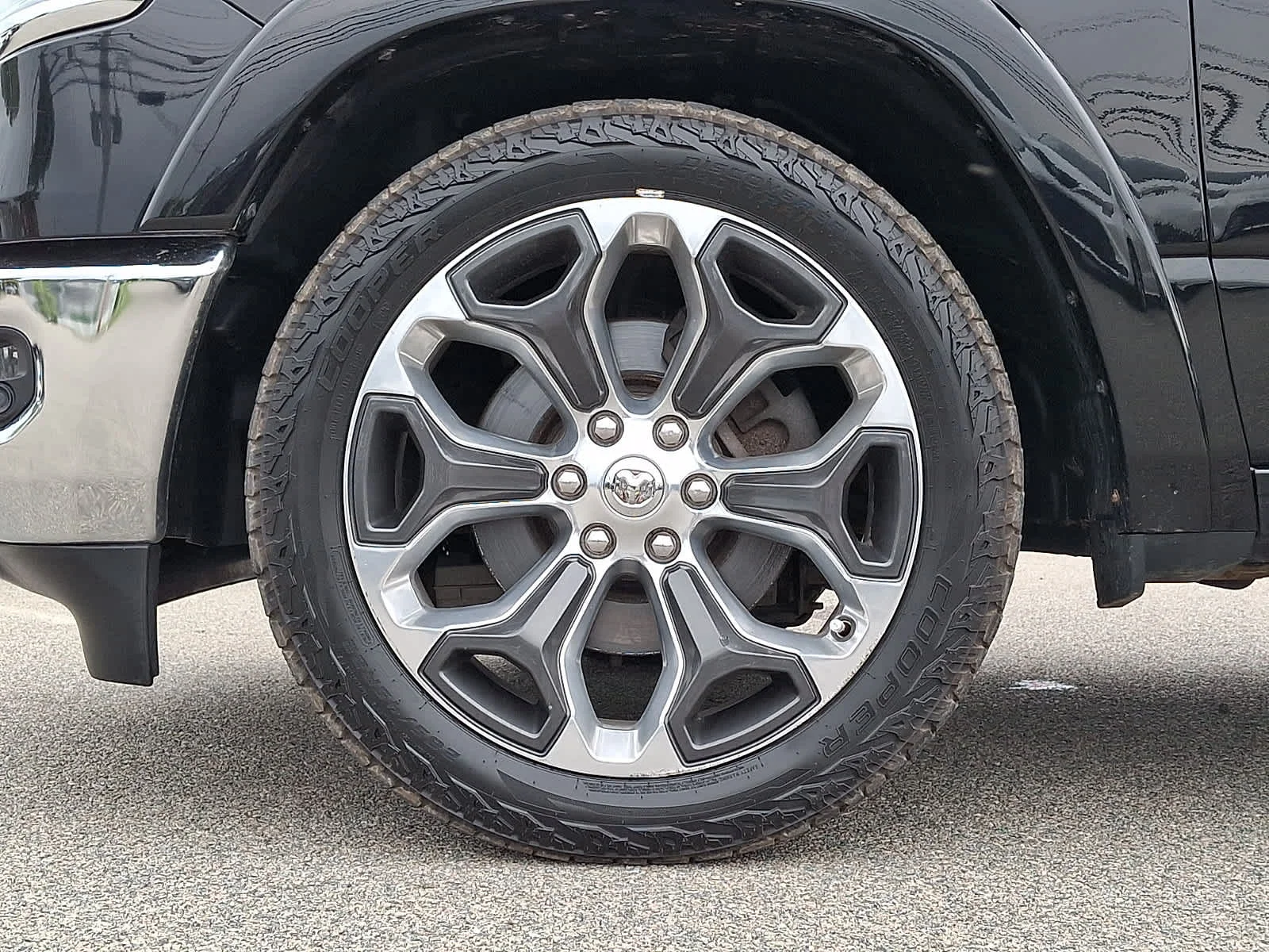 Used 2019 Diamond Black Crystal Pearl Ram Limited image 9