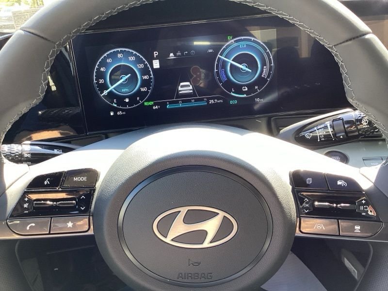 2025 Hyundai Elantra Limited - Photo 28