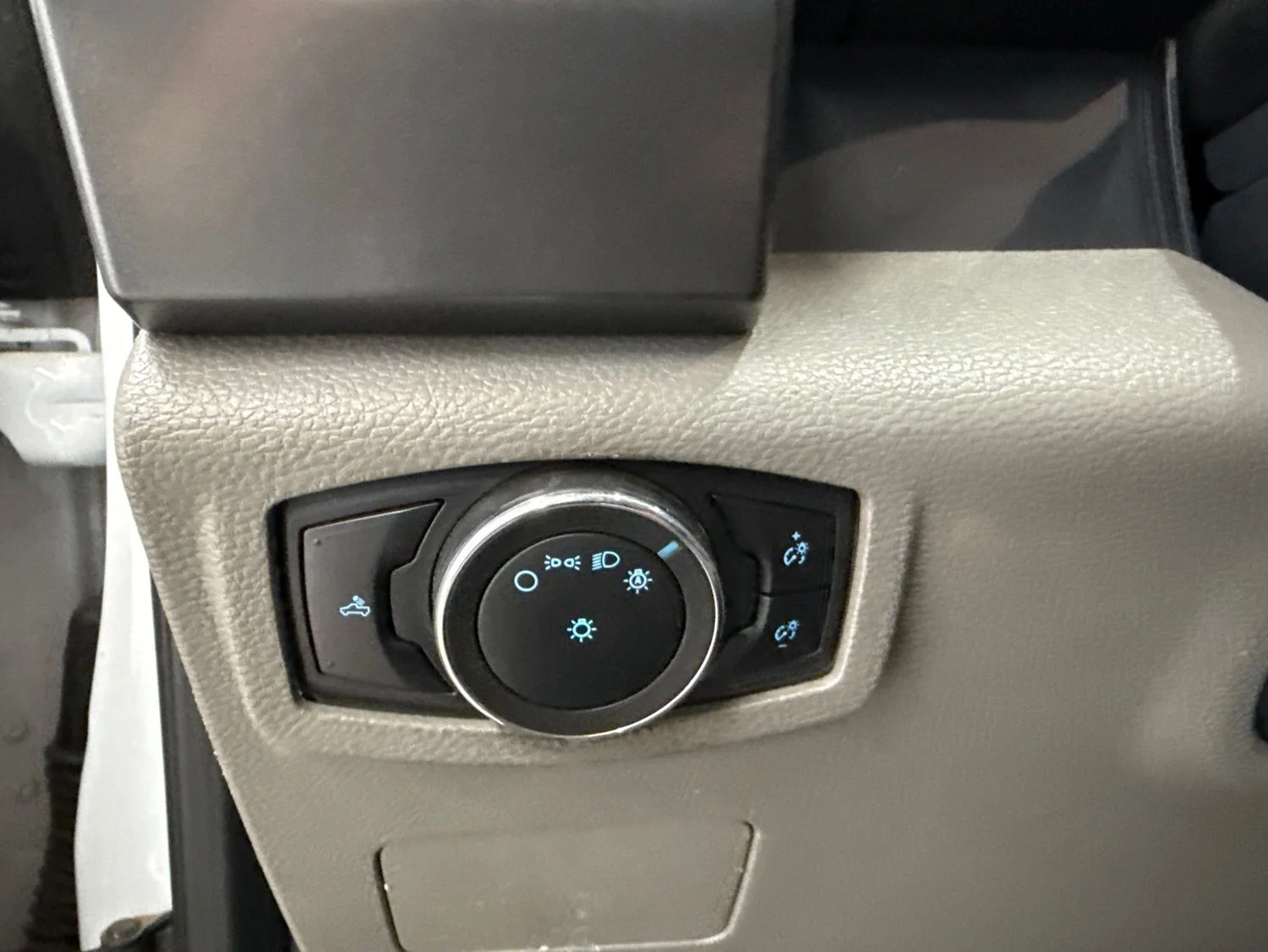 Used 2022 Oxford White Ford XLT image 13