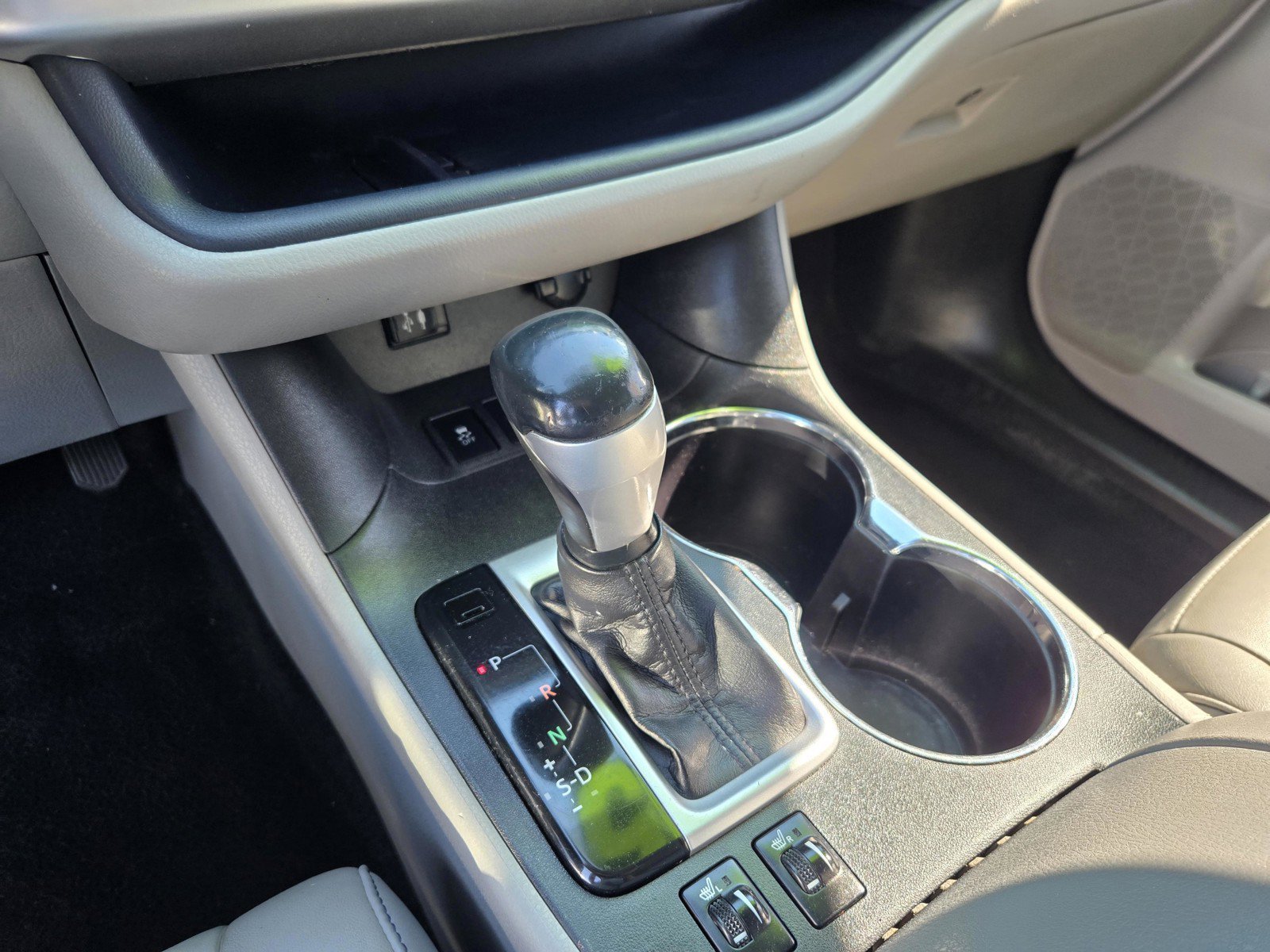 Used 2016 White Toyota XLE image 22