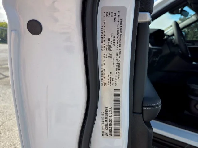 New 2027 Bright White Clear-Coat Paint Jeep Laredo Altitude image 20