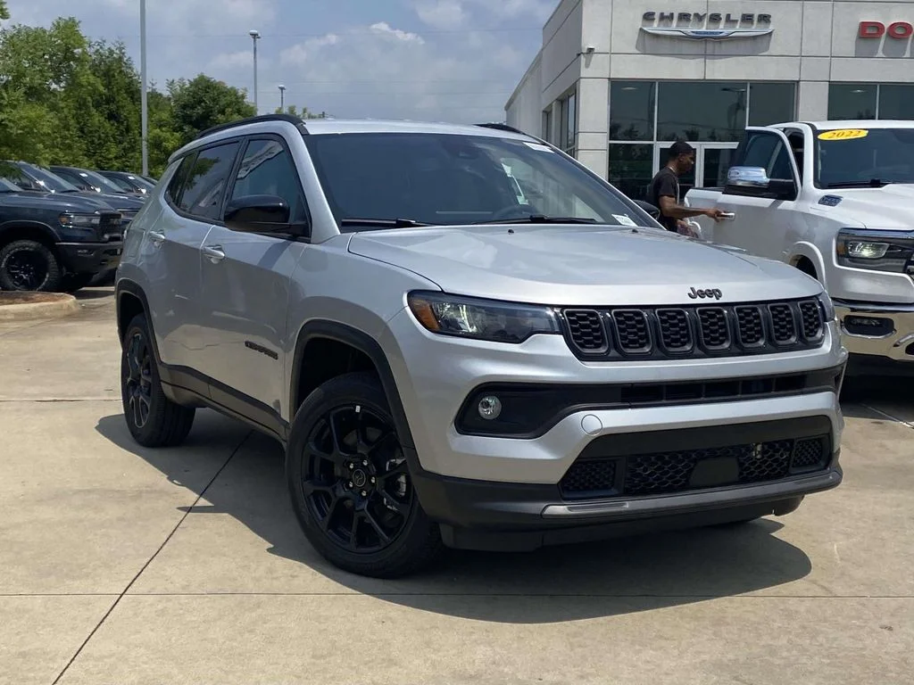New 2026 Silver Zynith Metallic Clearcoat Jeep Latitude Altitude image 32