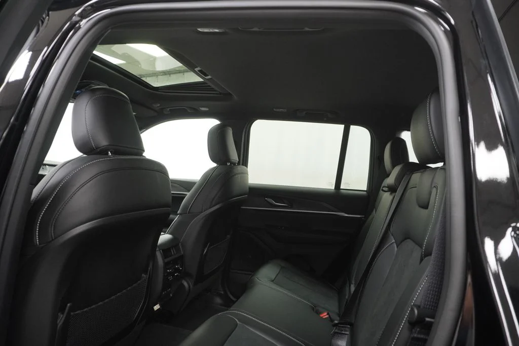 New 2026 Diamond Black Crystal Pearl-Coat Exterior Paint Jeep Laredo Altitude image 18