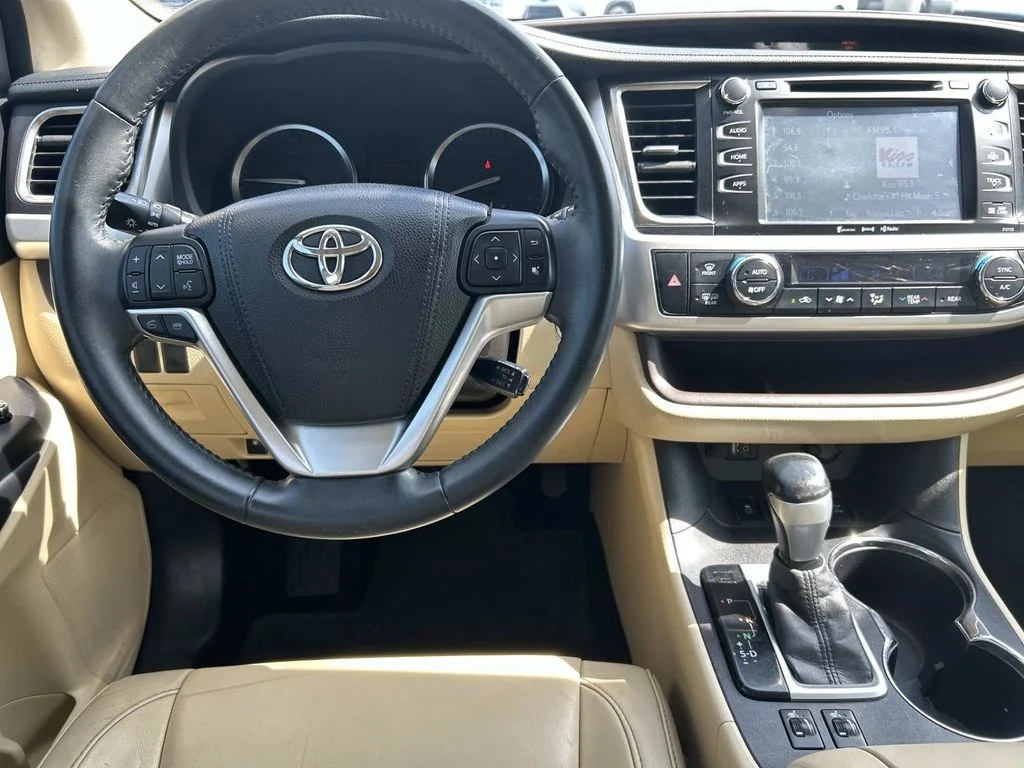 Used 2016 White Toyota XLE V6 image 16