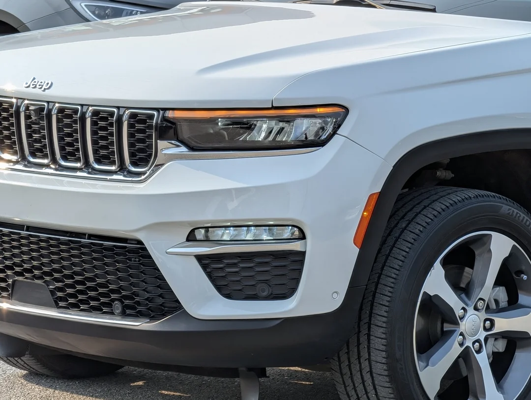 Certified Used 2023 White Jeep Limited - - 4x4 - Luxury Tech II - Command View Sunroof - Passenger Display & More! image 10