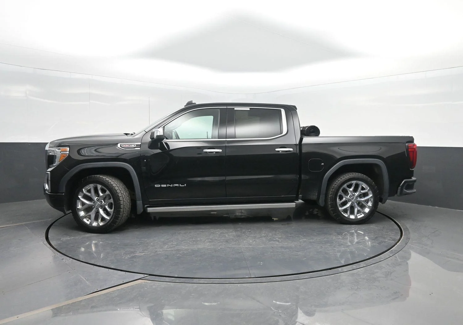 2020 GMC Sierra 4WD Crew Cab Short Box Denali's photo