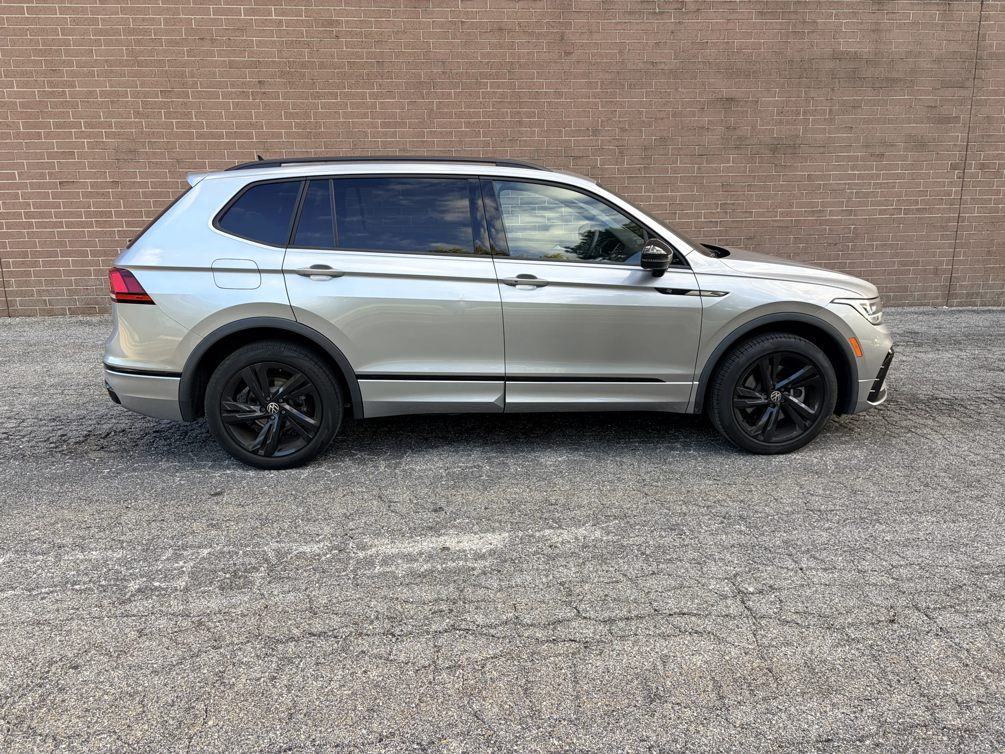 Used 2023 Pyrite Silver Metallic Volkswagen SE R-Line Black image 6