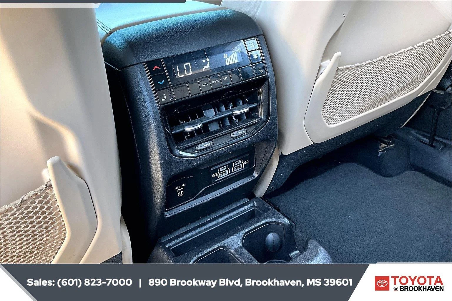 Used 2023 Diamond Black Crystal Pearlcoat Jeep Limited image 25