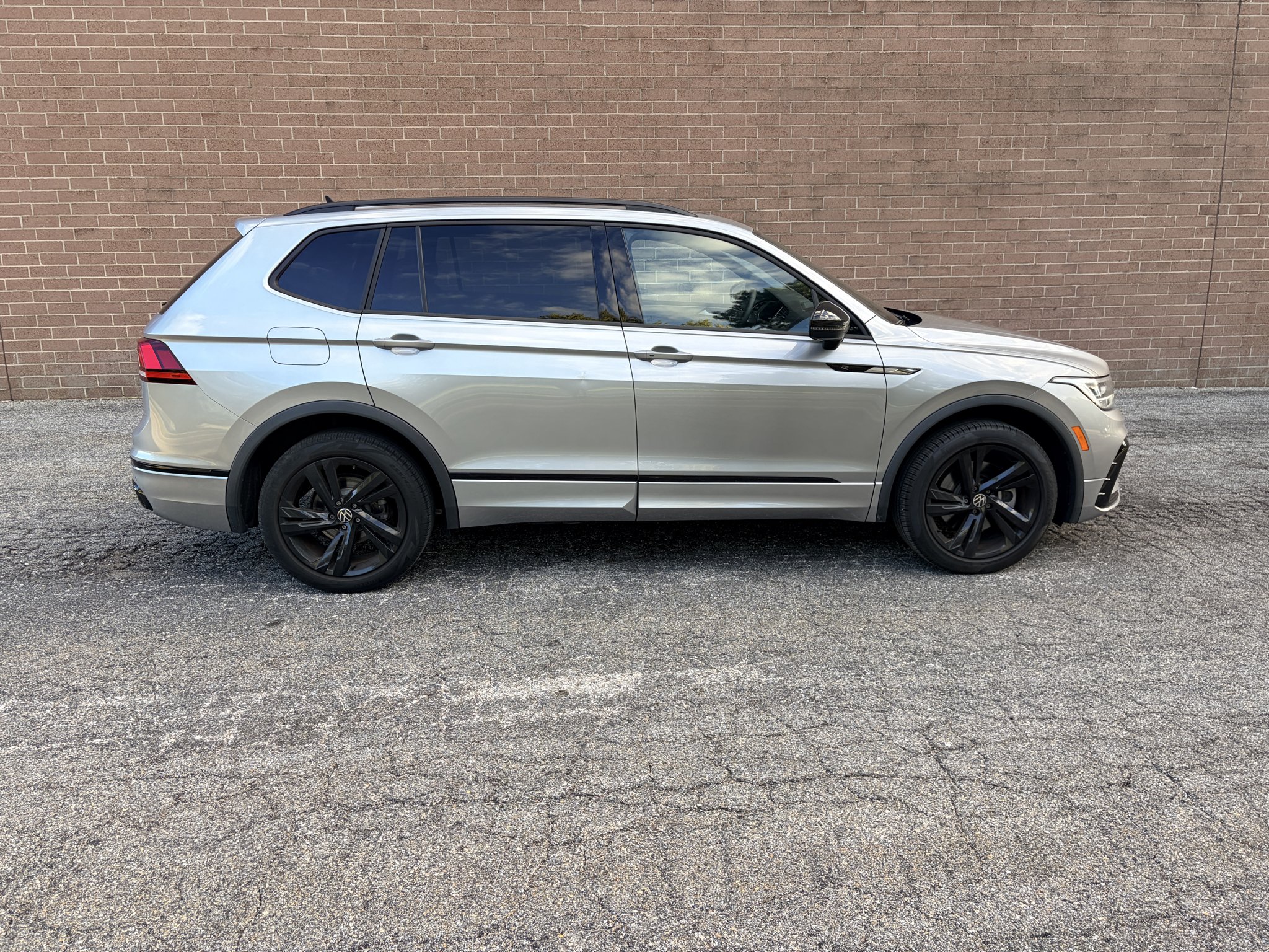 Used 2023 Pyrite Silver Metallic Volkswagen SE R-Line Black image 6