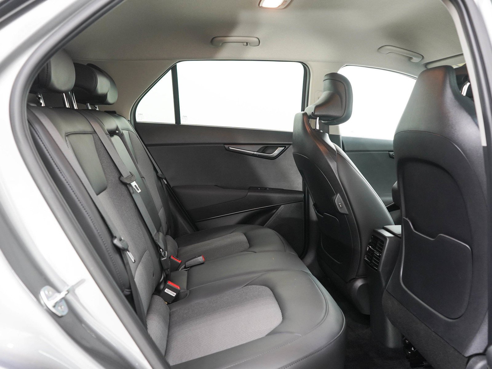 Used 2024 Steel Gray Kia Wind image 13
