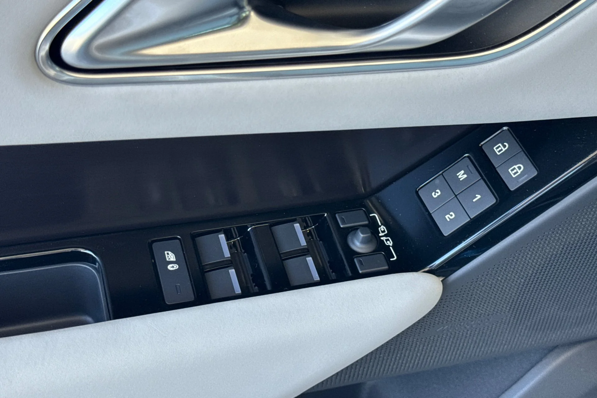 New 2026 BATUMI GOLD Land Rover Belgravia Edition image 15