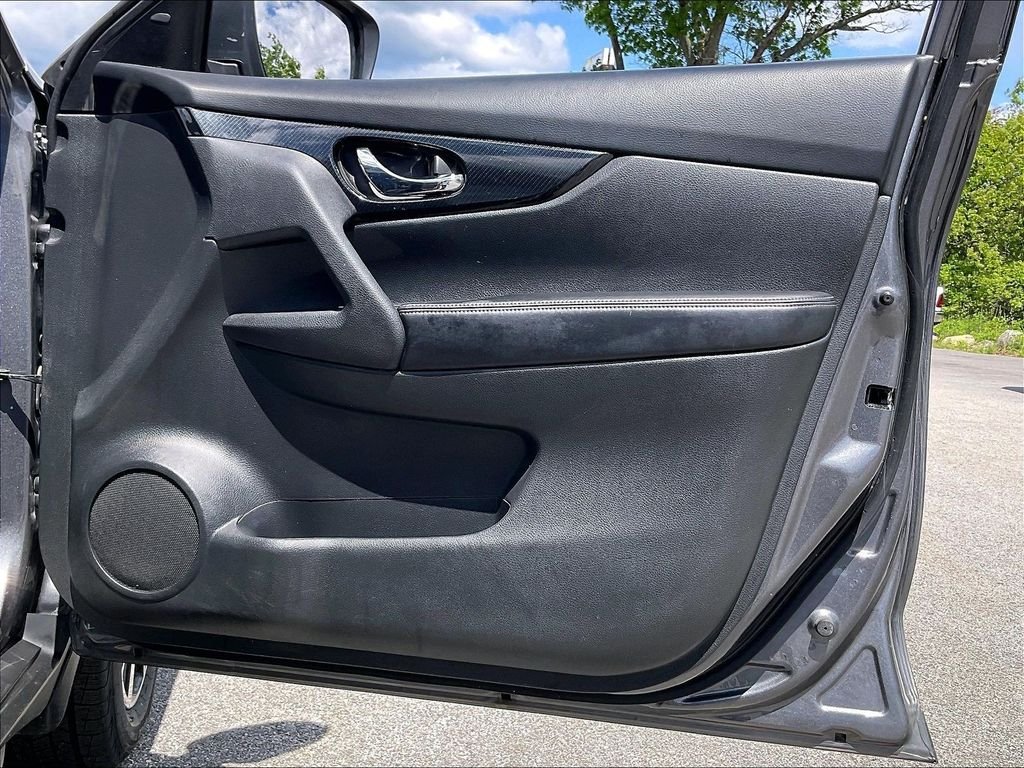 Used 2019 Gun Metallic Nissan SL image 11
