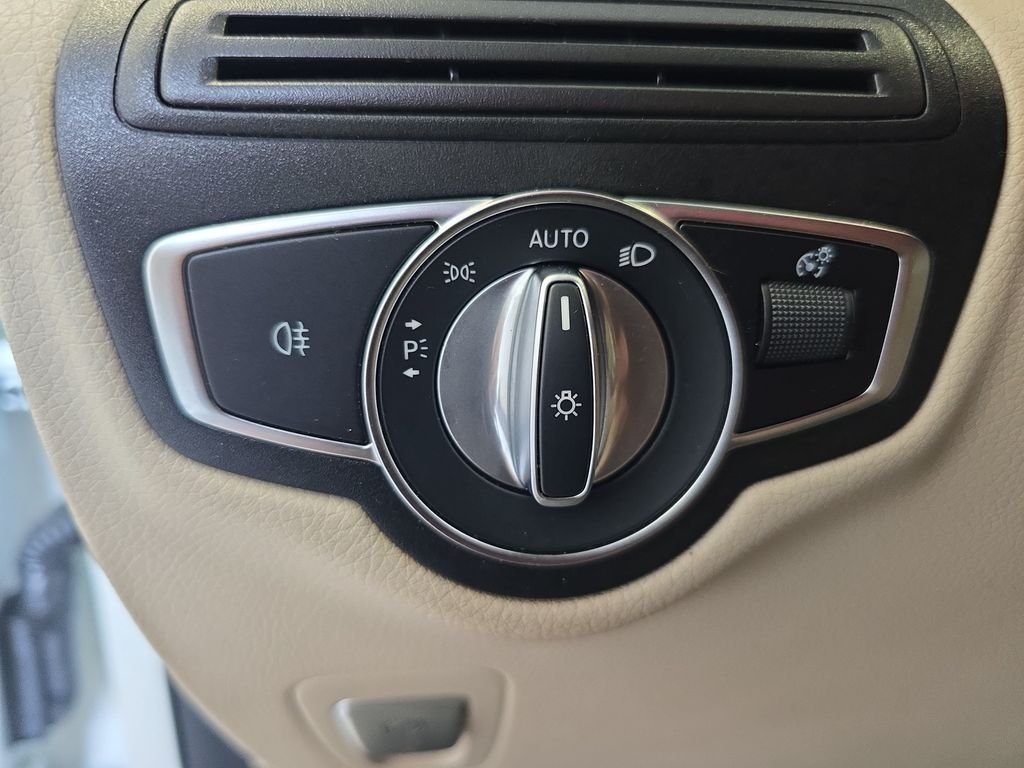 Used 2021  Mercedes-Benz GLC 300 image 26