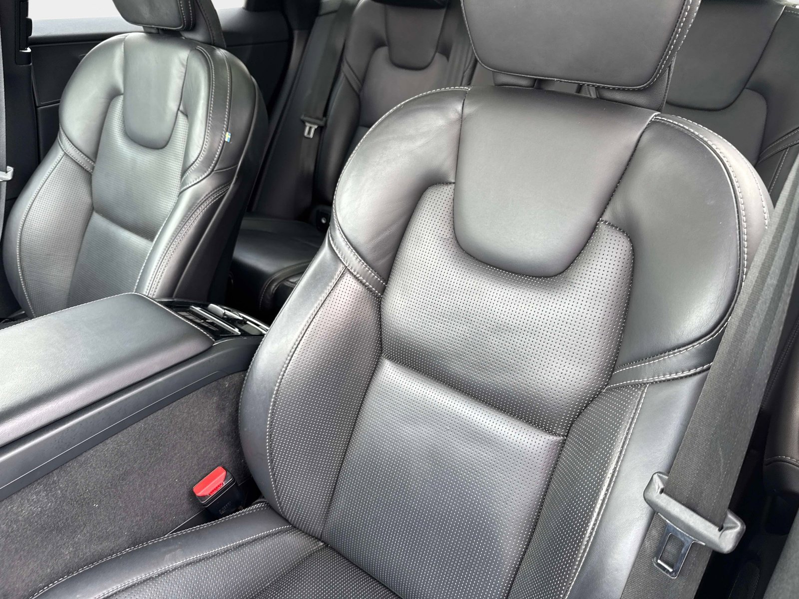 Used 2023 Crystal White Volvo Ultimate Bright Theme image 17