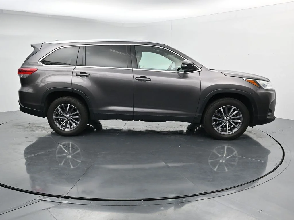 Used 2019 Gray Toyota XLE image 8