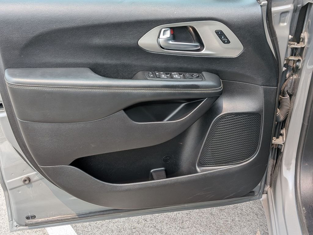 Used 2020 White Chrysler Launch Edition image 12