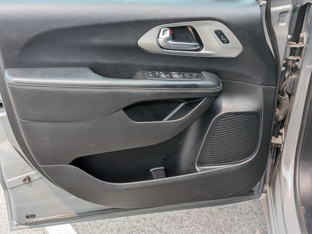 Used 2020 White Chrysler Launch Edition image 12