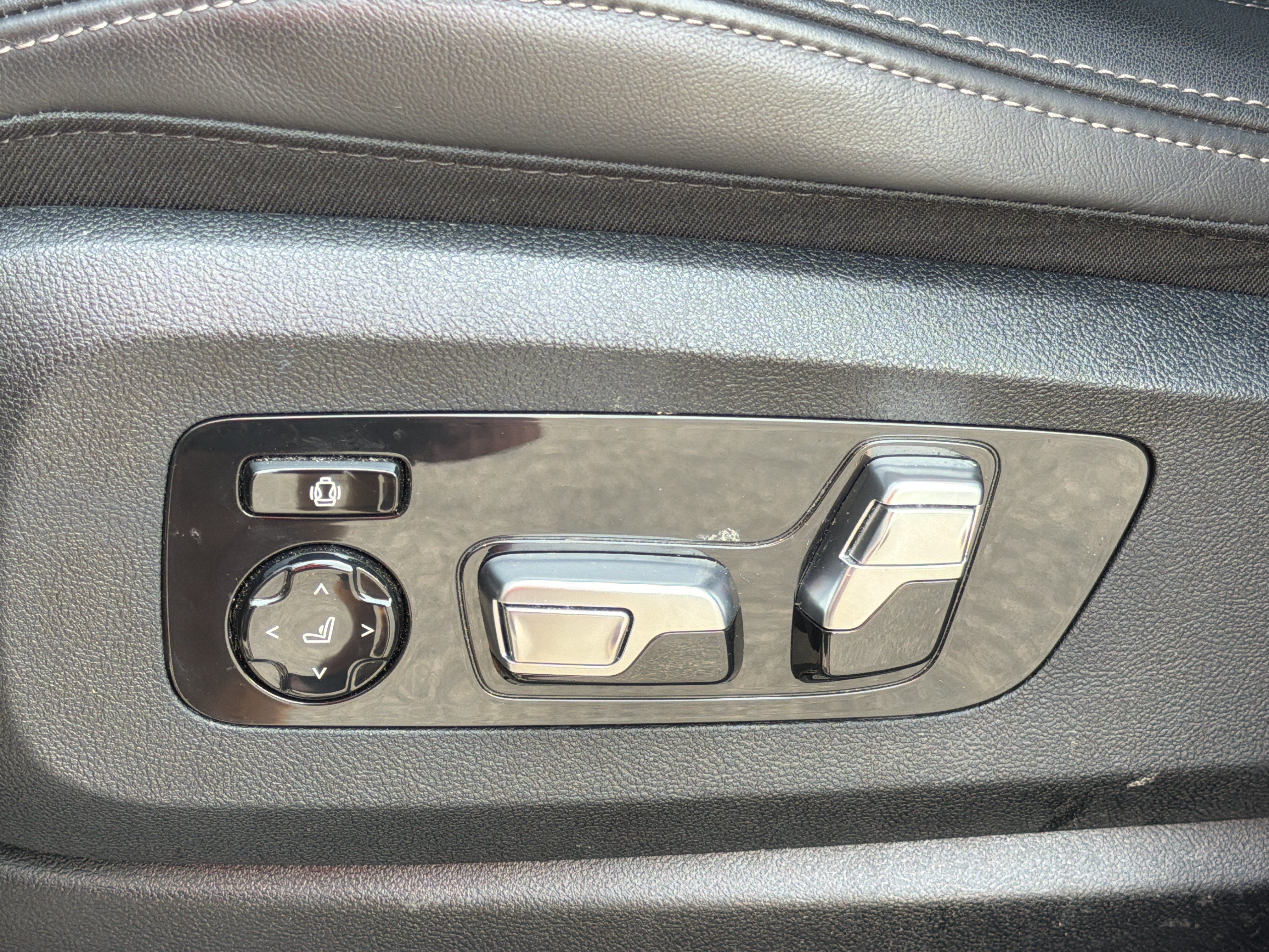 Used 2025 Black Sapphire Metallic BMW xDrive40i image 27