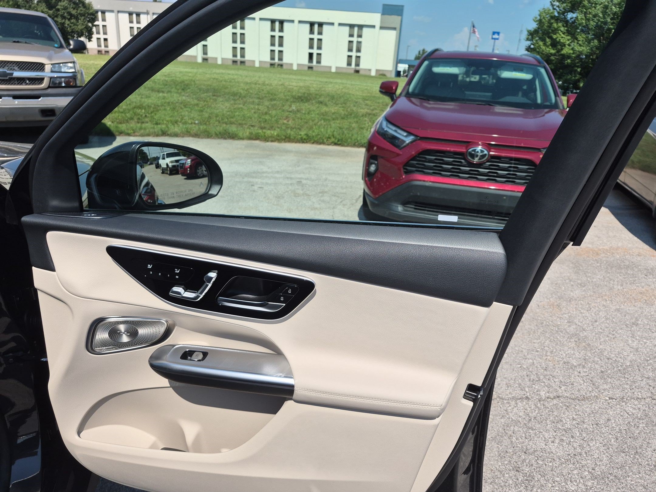 New 2027 Graphite Grey Metallic Mercedes-Benz GLC 300 image 75