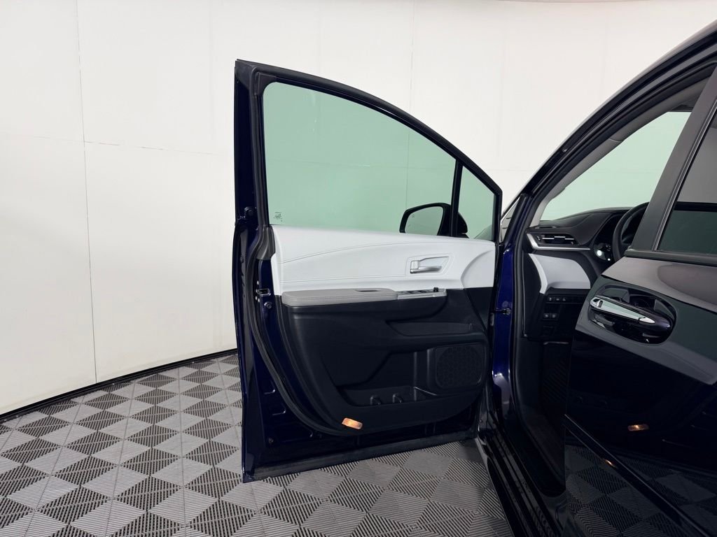 Certified Used 2025  Toyota XLE image 27