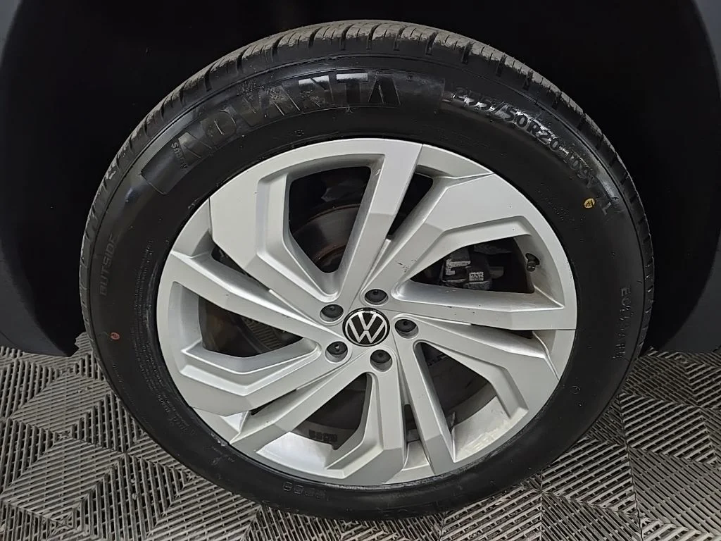Used 2022 Gray Volkswagen 3.6L V6 SE w/Technology image 14