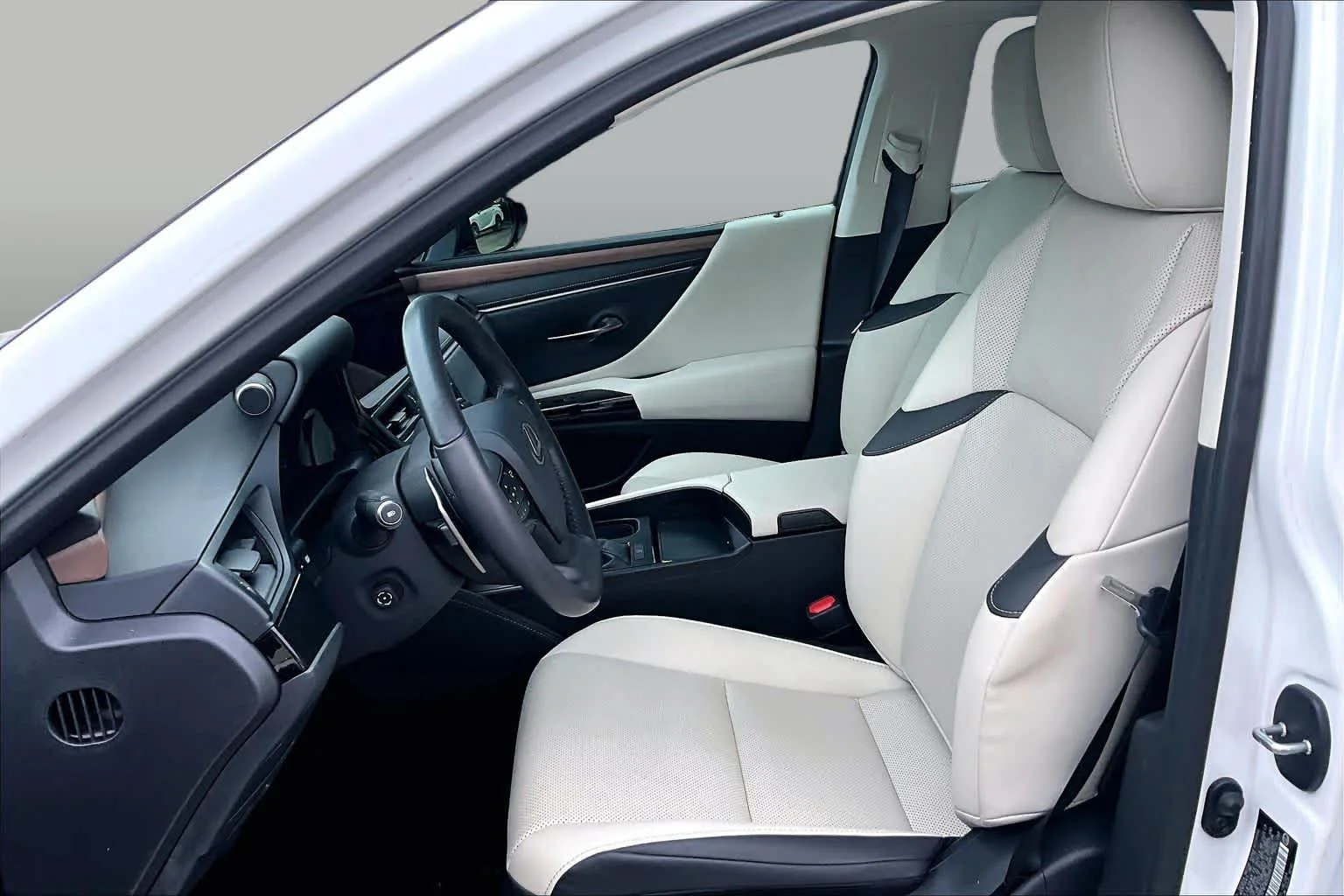 Used 2025 Eminent White Pearl Lexus  image 8