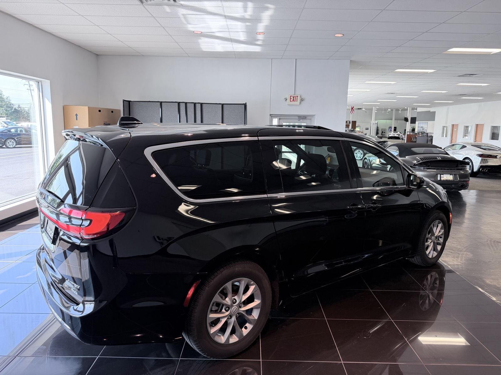 Used 2026 Diamond Black Crystal Pearlcoat Chrysler Limited image 4