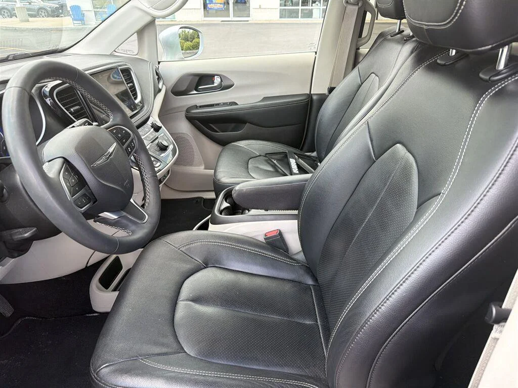 Used 2022 Silver Mist Clearcoat Chrysler Touring L image 5