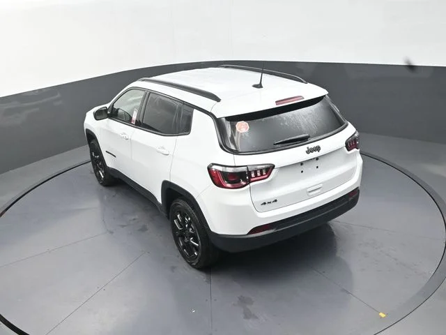 New 2026 Bright White Clear-Coat Exterior Paint Jeep Latitude image 15